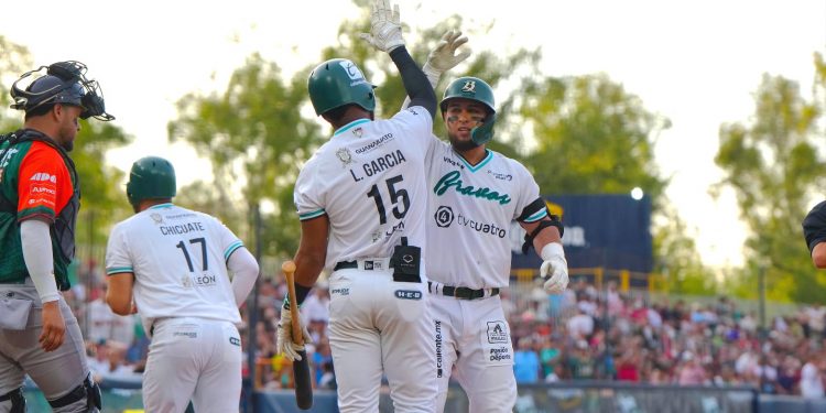 Salen los Bravos de León a Veracruz por su primera gira del año