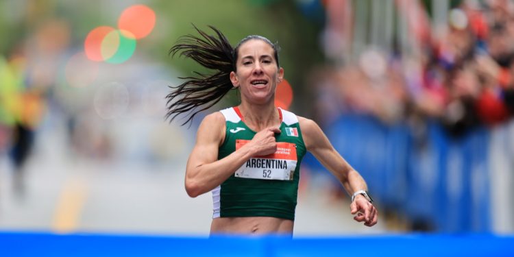 La mexicana Argentina Valdepeñas conquista el Maratón Vancouver 2024