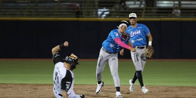 Caen Bravos de León en el primero de su visita a Oaxaca