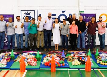 Entrega COMUDE León material deportivo a maestros de educación física en agradecimiento a su apoyo en los eventos deportivos