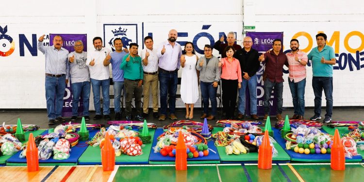 Entrega COMUDE León material deportivo a maestros de educación física en agradecimiento a su apoyo en los eventos deportivos