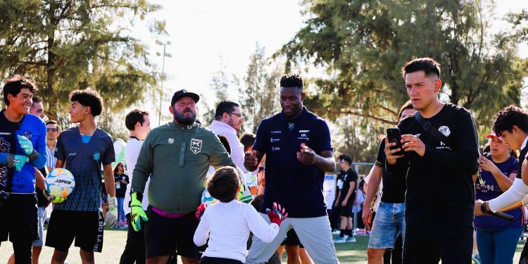 André Onana entrena con 60 pequeños arqueros en el marco del Keeper Kombat 2024