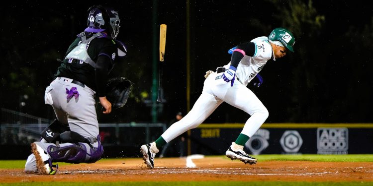 Los Bravos de León caen en extrainnings 14-10 ante Conspiradores de Querétaro