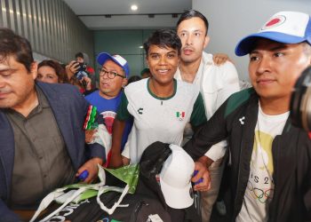 Reciben a Prisca Awiti en México con algarabía tras su plata olímpica