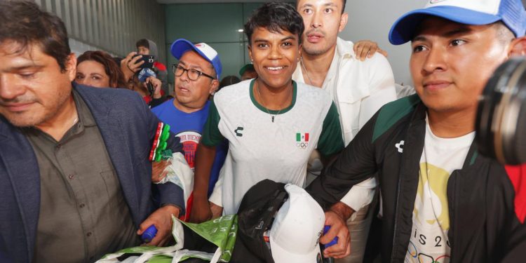 Reciben a Prisca Awiti en México con algarabía tras su plata olímpica
