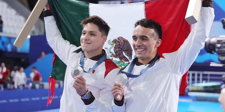 Osmar Olvera y Juan Celaya se bañan con plata histórica en París 2024