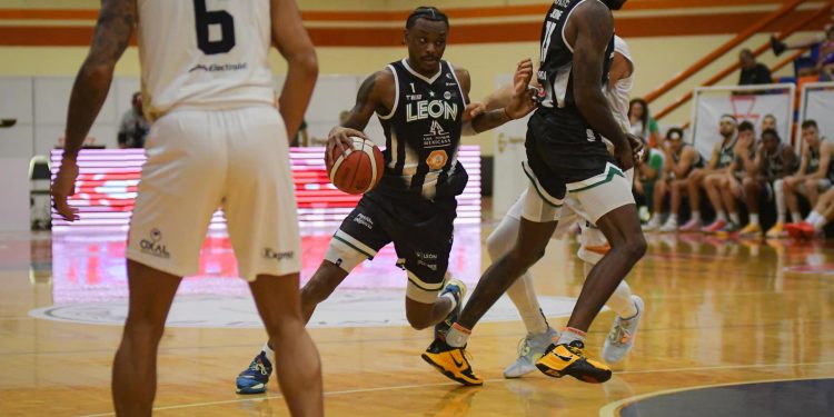 Abejas de León afina la puntería y vence a Correcaminos