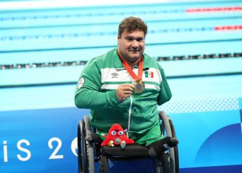 Arnulfo Castorena refrenda oro paralímpico en 50 metros pecho de París 2024