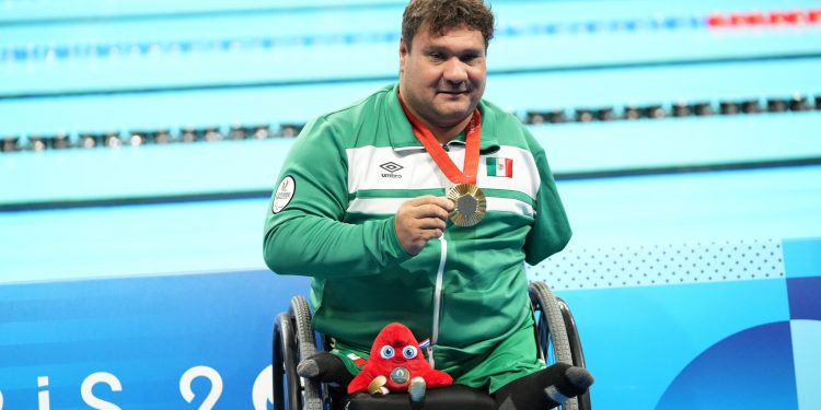 Arnulfo Castorena refrenda oro paralímpico en 50 metros pecho de París 2024