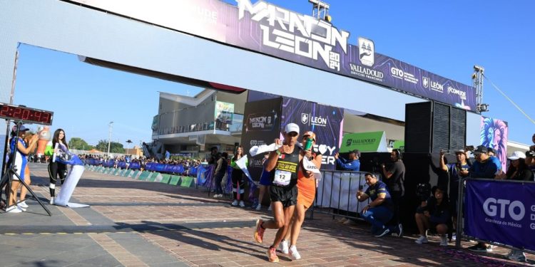 Rubén Chávez y Leah Kigen se coronan en el Maratón León 2024