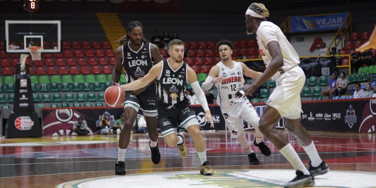 Abejas de León rescata la victoria en casa de Mineros; es apenas su cuarta en la temporada