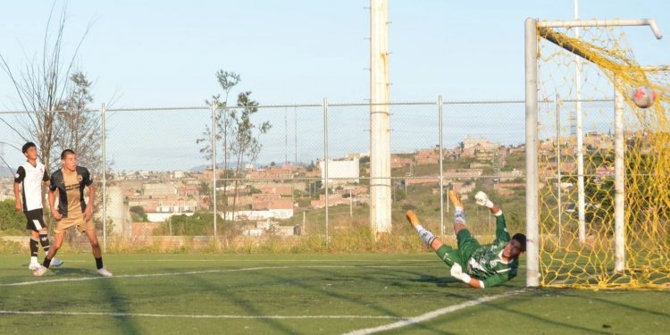 Magos del Rincón vence a Atlético Leonés y es líder del Grupo 12