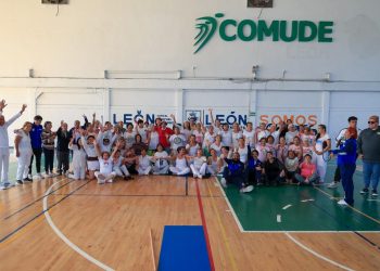 Se activan adultos mayores en clase masiva de yoga en León