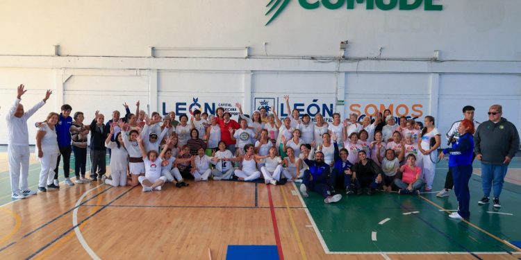 Se activan adultos mayores en clase masiva de yoga en León