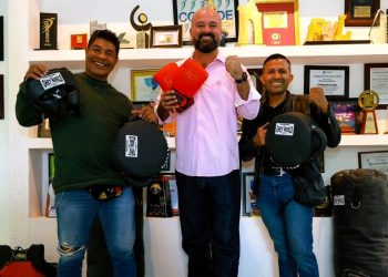Fomentan el boxeo leonés: Samuel Álvarez y José Luis Zertuche reciben kit de entrenamiento