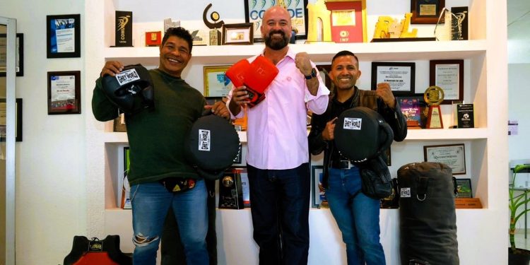 Fomentan el boxeo leonés: Samuel Álvarez y José Luis Zertuche reciben kit de entrenamiento