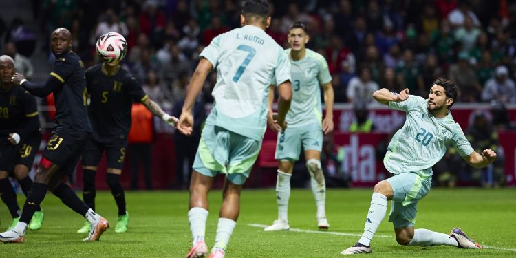 México se salva del fracaso con goleada a Honduras y avanza en la Nations League