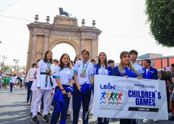 Jóvenes, leyendas, clubes… el deporte de León representado en el desfile de la Revolución