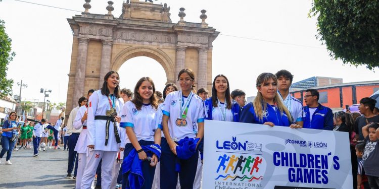 Jóvenes, leyendas, clubes… el deporte de León representado en el desfile de la Revolución