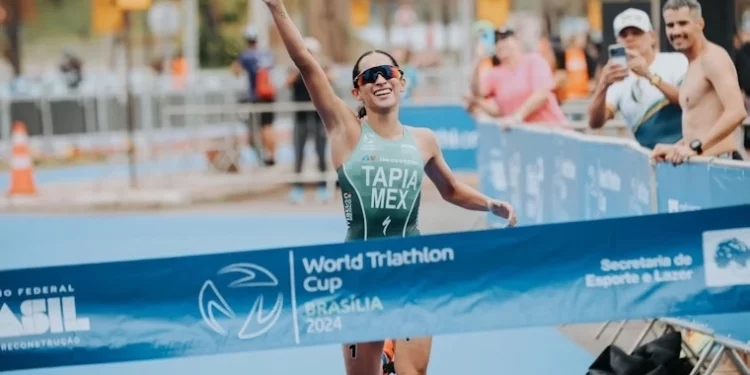 Brilla Rosa Tapia con oro en Copa del Mundo de Triatlón en Brasil