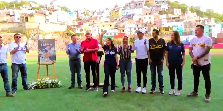 Guanajuato Capital rinde homenaje póstumo a Fernando «El Toro» Valenzuela