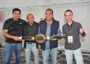 Boxeadores cumplen con el pesaje previo a la función Talento Leonés