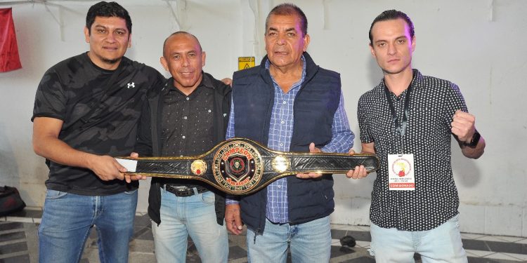 Boxeadores cumplen con el pesaje previo a la función Talento Leonés