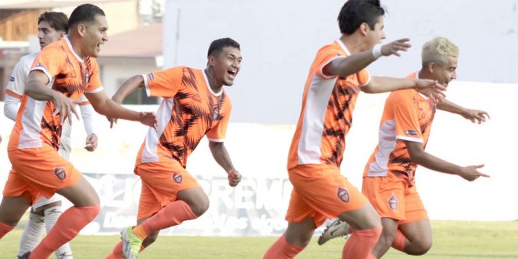 Toma ventaja Club Calor en casa ante FC Santiago