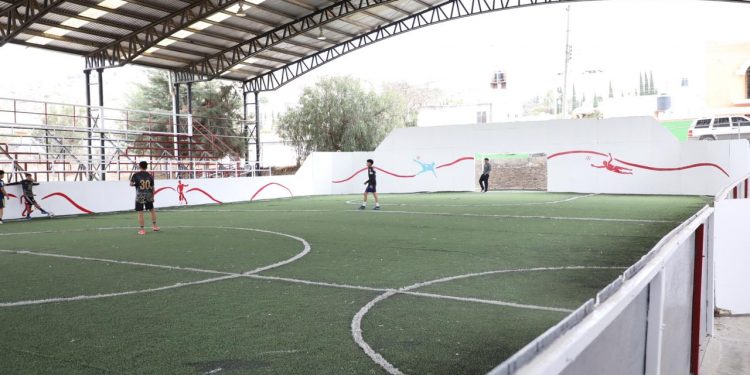 Entregan cancha de futbol renovada en Doctor Mora