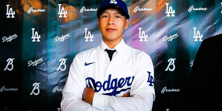 Bryan Lara, joven talento de Bravos de León, firma con Los Ángeles Dodgers