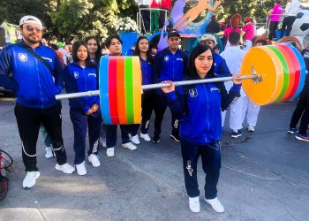 100 atletas leoneses participaron en el Desfile de Aniversario por los 449 años de la ciudad de León