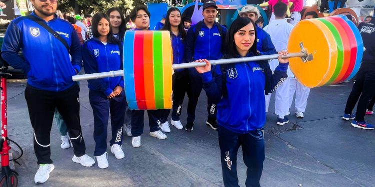100 atletas leoneses participaron en el Desfile de Aniversario por los 449 años de la ciudad de León