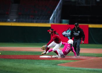 En auténtica batalla, Bravas de León pierde el invicto ante Diablos Rojos