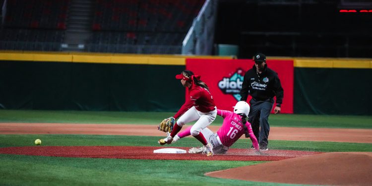 En auténtica batalla, Bravas de León pierde el invicto ante Diablos Rojos