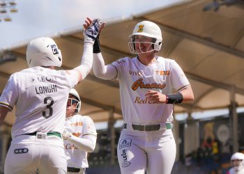 Retoman Bravas de León el paso al vencer a El Águila en el Domingo Santana