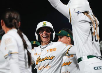 Bravas de León completa la tarea propinándole barrida al campeón Charros