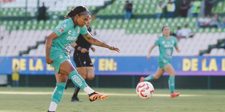 León Femenil recupera terreno al vencer en espectacular partido a Atlas