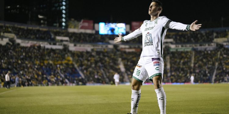 James Rodríguez lleva a León al empate ante América y sigue de líder