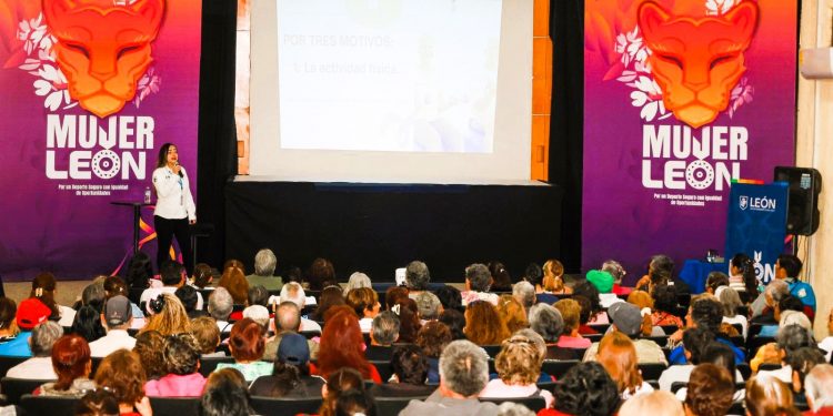 Adultos mayores reciben herramientas de autocuidado en taller de salud