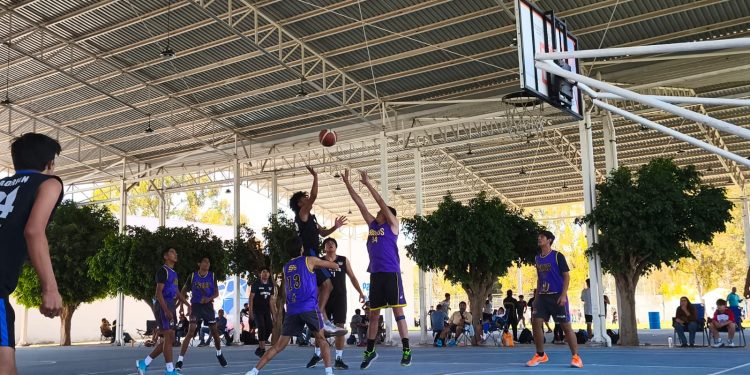 Imparte Liga Municipal Deportivo García clínica de basquetbol a entrenadores