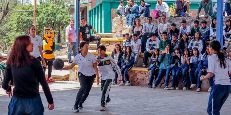 Mieleras de Guanajuato visitan la secundaria Guadalupe Victoria