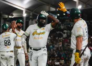 ¡Ofensiva encendida! Bravos de León propina paliza al Águila en debut en casa