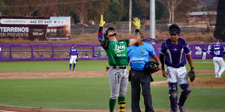 Cierre explosivo le da a Bravos de León su primera victoria en 2025