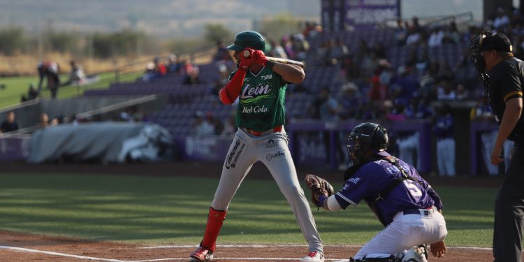 Bravos de León se impone en duelazo a Conspiradores y se agencia su primera serie