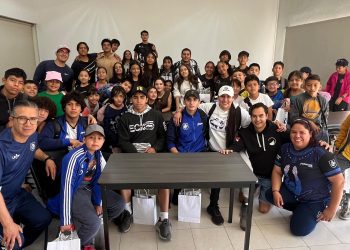 Olímpica Liliana Ibáñez brinda clínica a pequeños nadadores en León