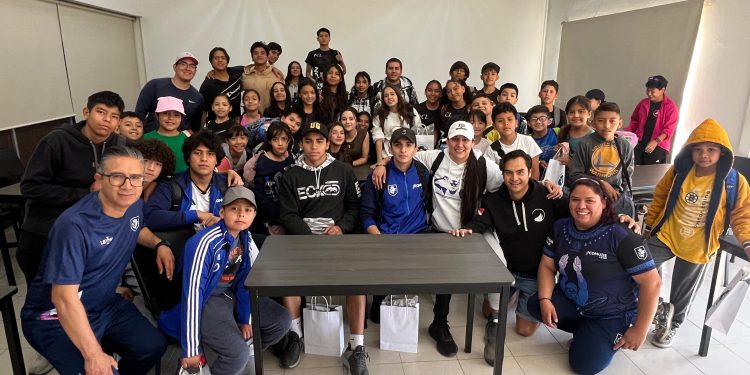 Olímpica Liliana Ibáñez brinda clínica a pequeños nadadores en León