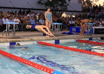 León inaugura el Centro Acuático Ángel Camacho