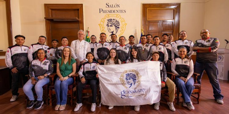 Recibe Selección Estatal de Pesca Deportiva la bandera rumbo al nacional en Aguascalientes