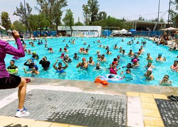 Centro Acuático Ángel Camacho continúa recibiendo a cientos de leoneses con acceso gratuito
