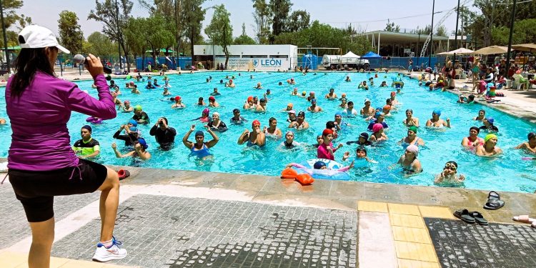 Centro Acuático Ángel Camacho continúa recibiendo a cientos de leoneses con acceso gratuito